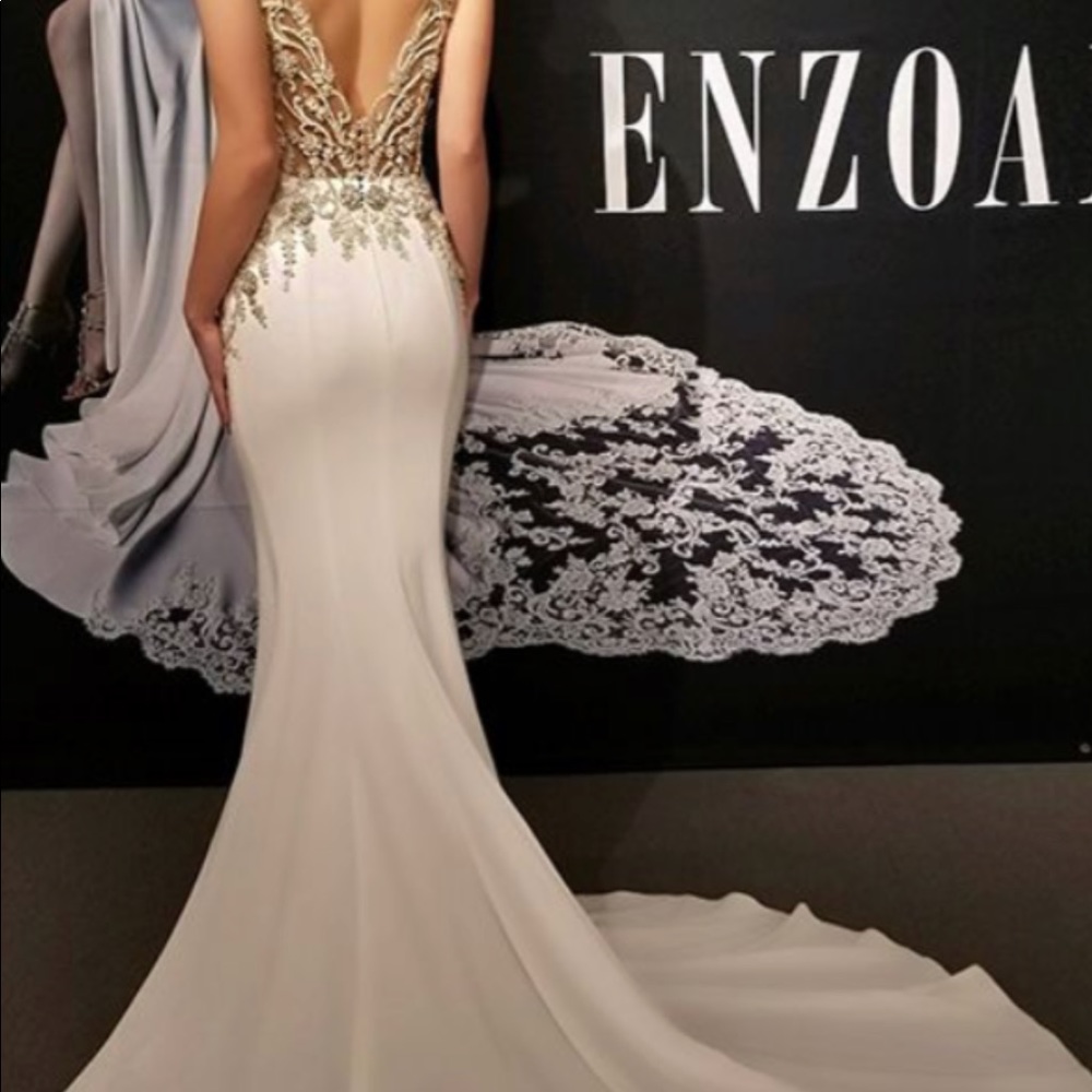 Enzoani - Melinda
Beaded lace bodyice
Ivory/nude - Picture 3 of 3